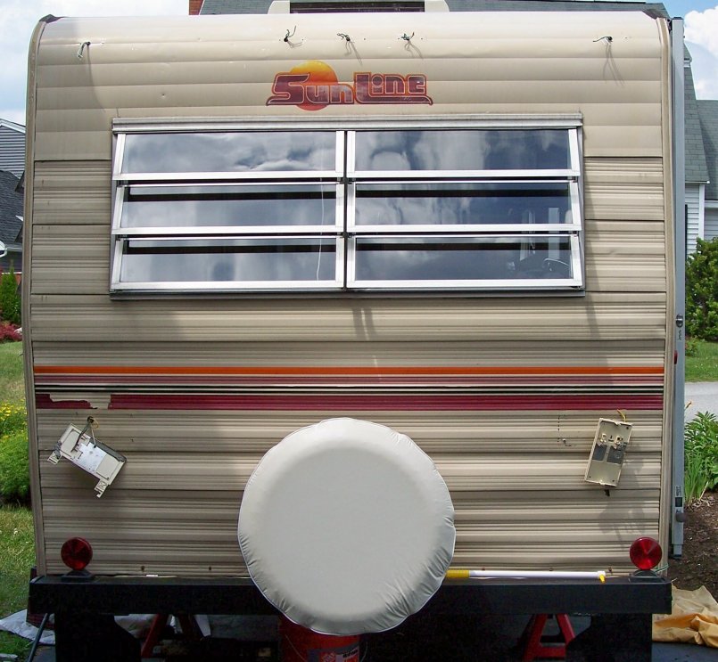 1984 Sunline F-1850 Fifth Wheel. Rear View, Undergoing Maintenance, installing new tail and clearance lights.
100 8592