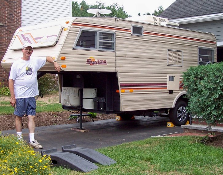1984 Sunline F-1850 Fifth Wheel Camper, Ready For Camping. 2010 Maintenance & Modifications Complete. Note newly installed automatic flying saucer type TV antenna.
100 9047