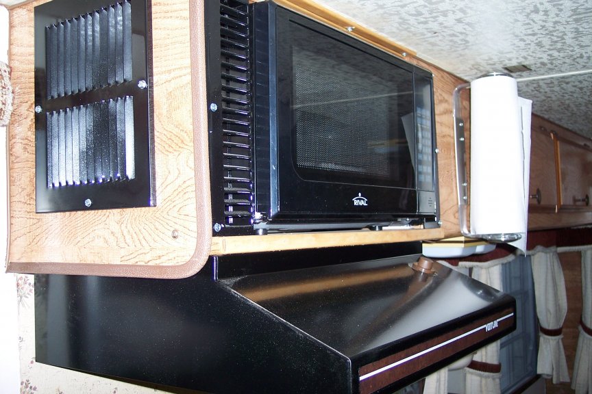 1984 Sunline F-1850 Fifth Wheel. Newly installed microwave with cooling louvers in cabinet area above range hood
100 9071